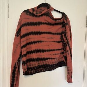 Tie-Dye cold shoulder sweatshirt 
Black and Brown